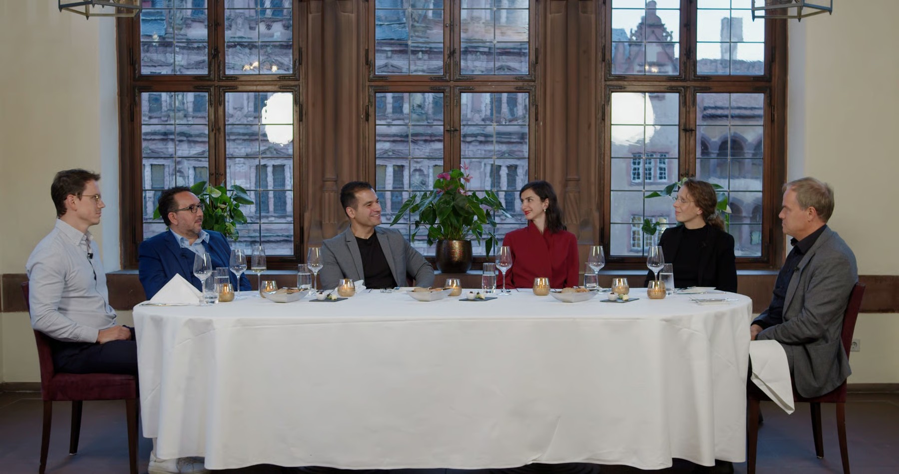 Gäste im persönlichen Austausch an einem runden Banketttisch
