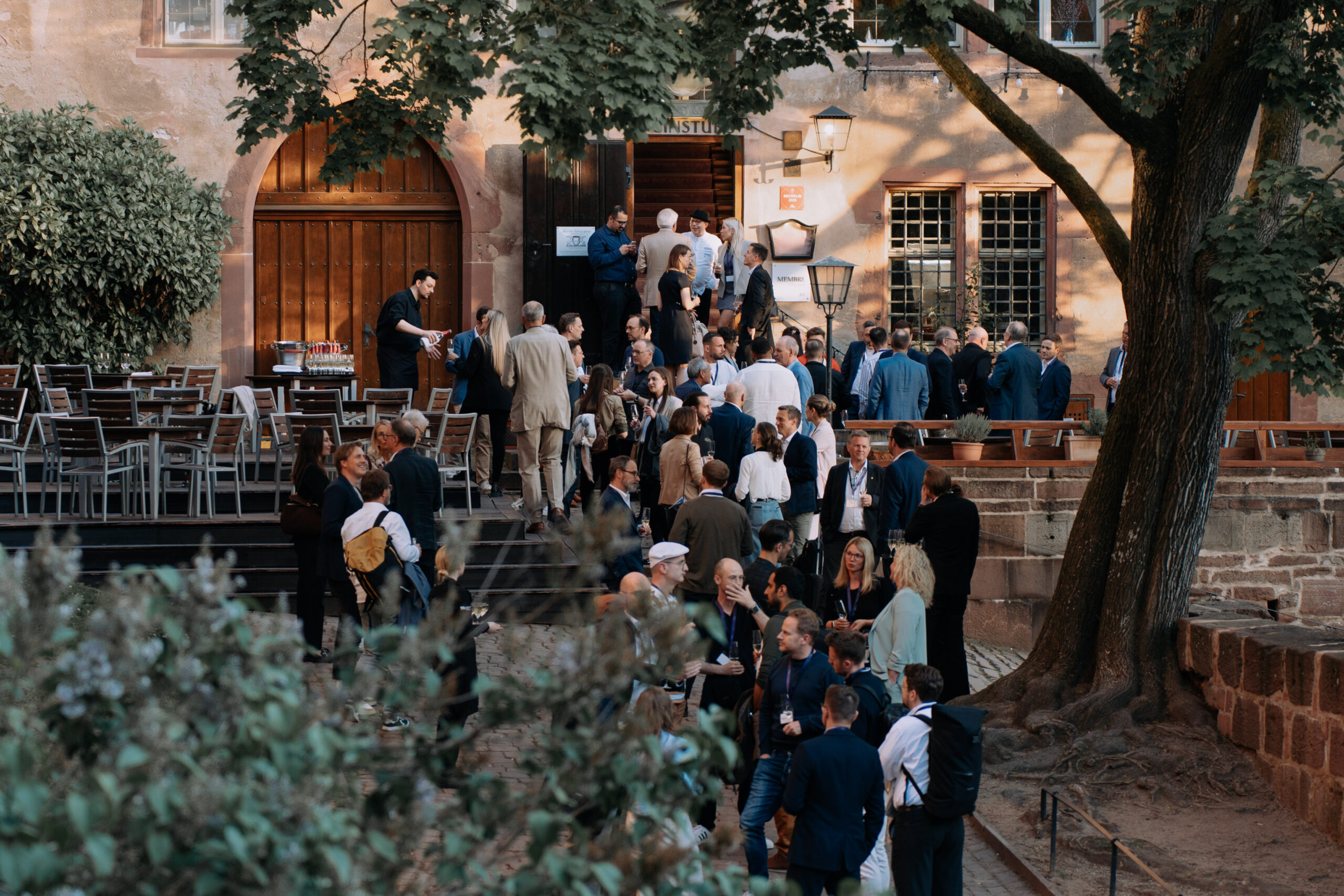 Gäste im Gespräch beim Empfang von Dinner im Schloss